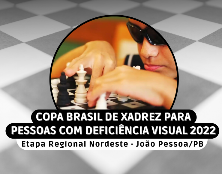 Imagem de um jovem com deficiência visual jogando xadrez e abaixo temos o nome da competição, sobre um fundo que simula um tabuleiro de xadrez.