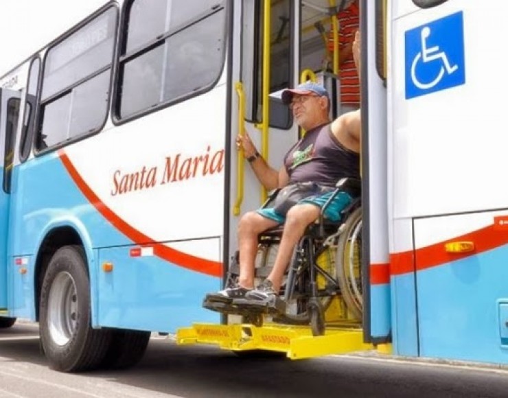 Imagem de um cadeirante descendo do ônibus, através do elevador hidráulico do veículo, em João Pessoa